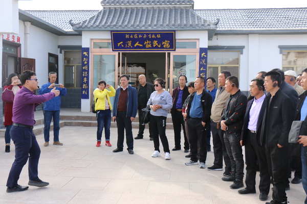 学员参观巴丹吉林镇额肯呼都格嘎查民宿产业 学员参观巴丹吉林镇额肯呼都格嘎查民宿产业